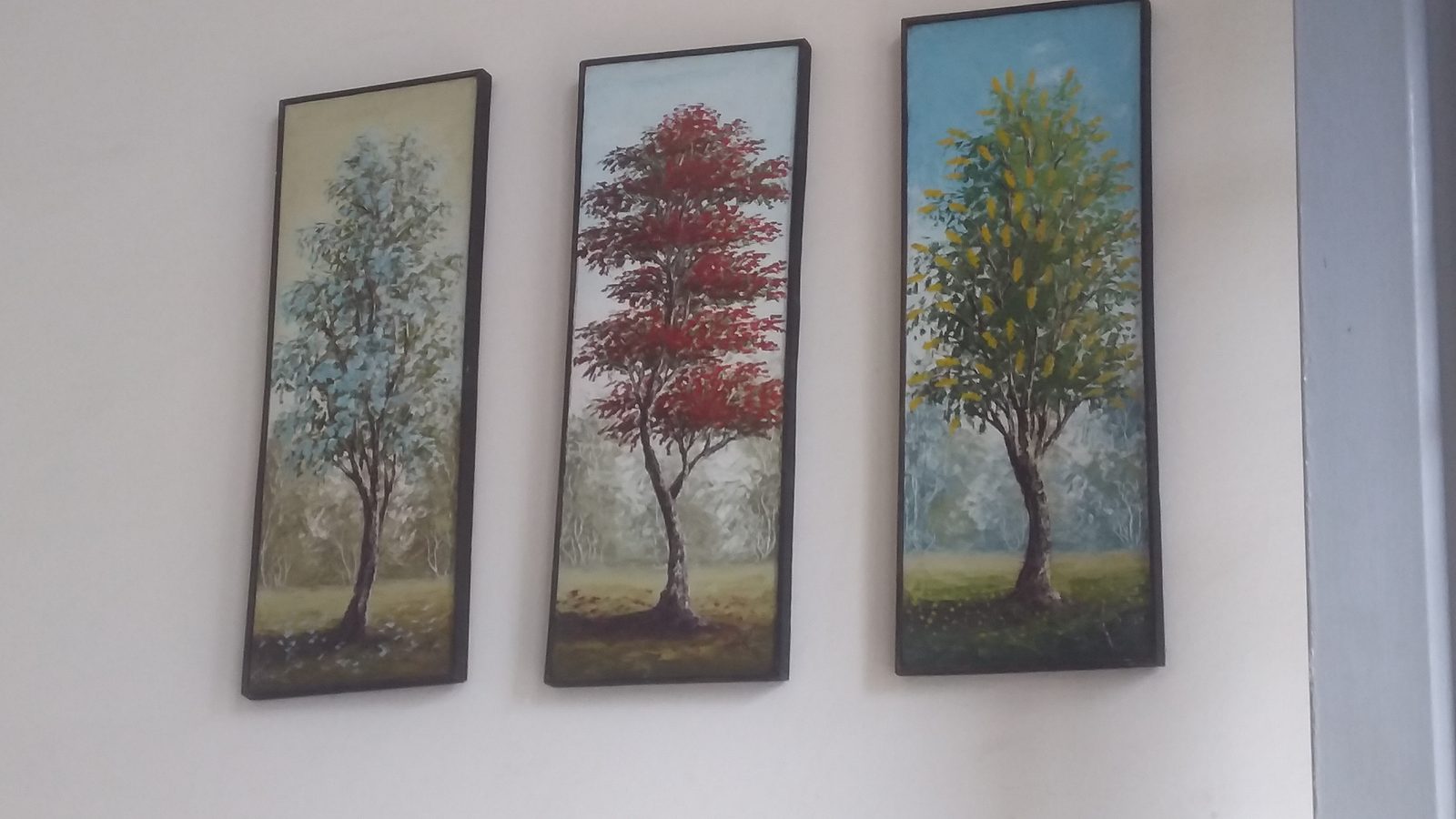 Photo d'illustration de trois saisons : tableau de Gauche (Hivers/Printemps), Tableau du milieu (Automne), tableau de droite (Été) : Exposition au centre Wallonie Bruxelles Lubumbashi