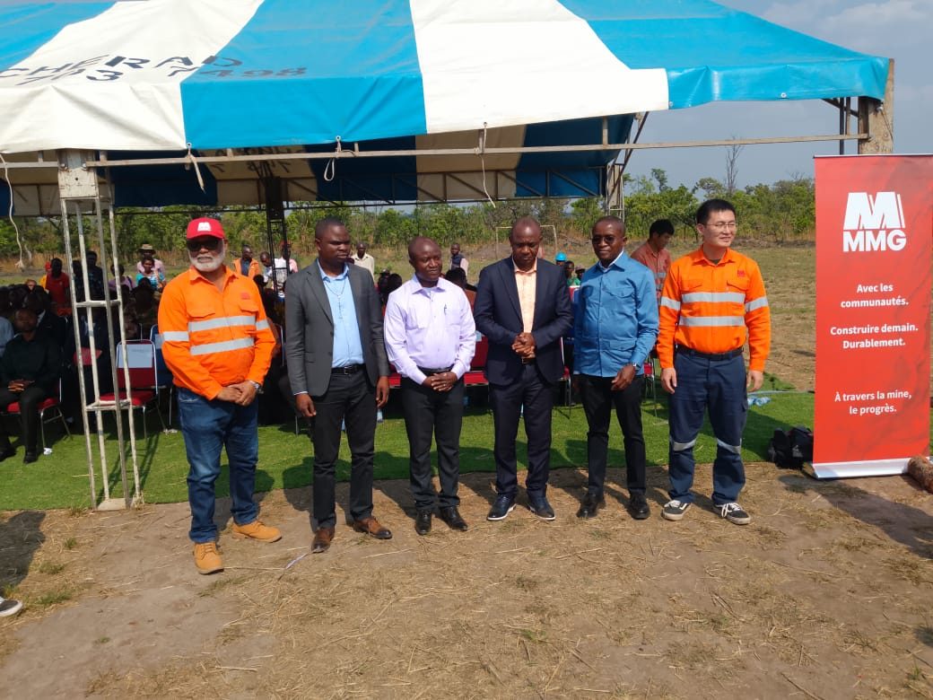 Photo exclusive : photo avec les parties prenantes à Kasenga